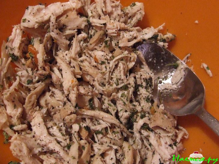 Закусочный пирог из слоеного теста с курицей, брынзой и сушеной мятой