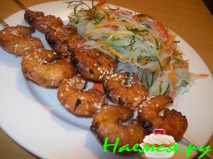 Креветки гриль в восточном стиле, а на гарнир вегетарианский вариант фунчозы