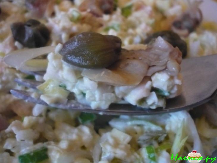 Салат с копчеными ракушками, курицей, луком пореем и яблоком Салат с копчеными ракушками, курицей, луком пореем и яблоком