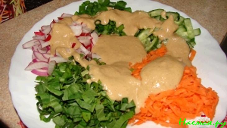 Овощная нарезка с ореховым соусом