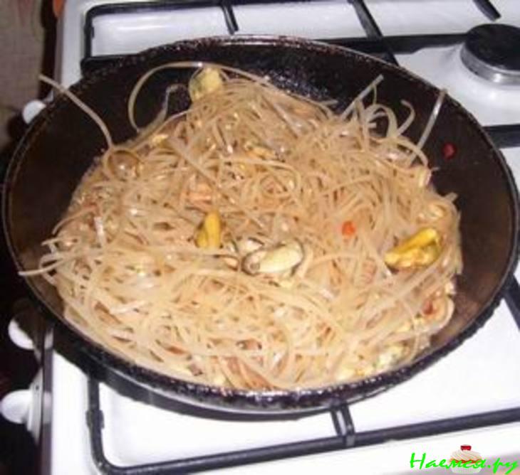 Рисовая лапша с креветками и мидиями