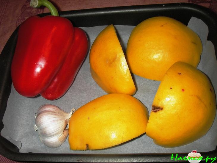 Тилапия запеченная с кабачками и соусом из айвы