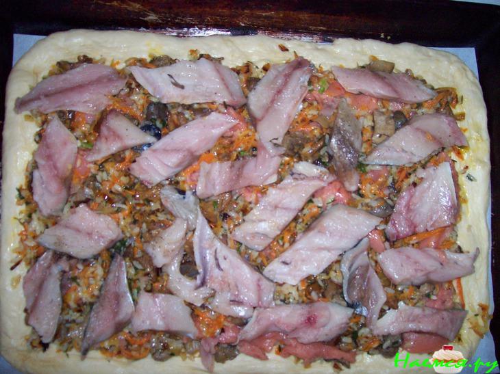 Пирог с рыбой двух видов, рисом и грибами