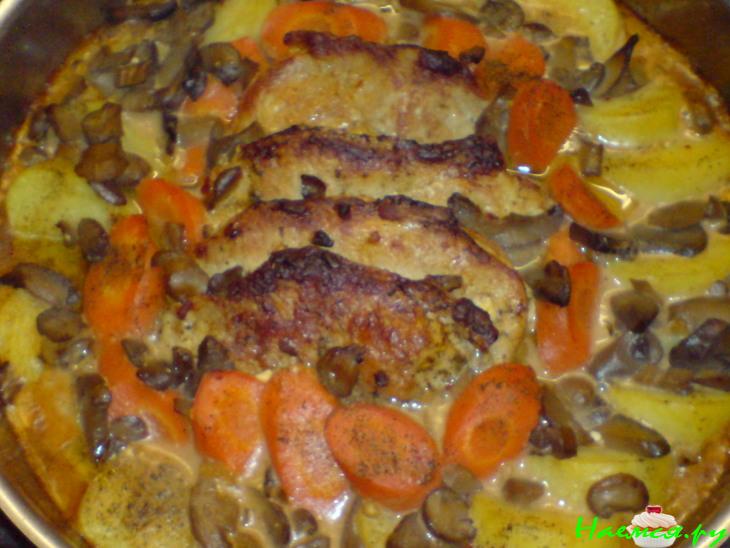 Мясо с овощами под грибным соусом