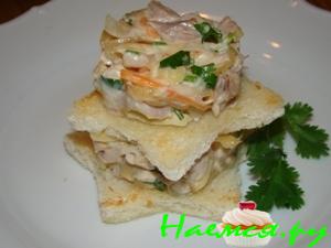 Куриный салат с крутонами