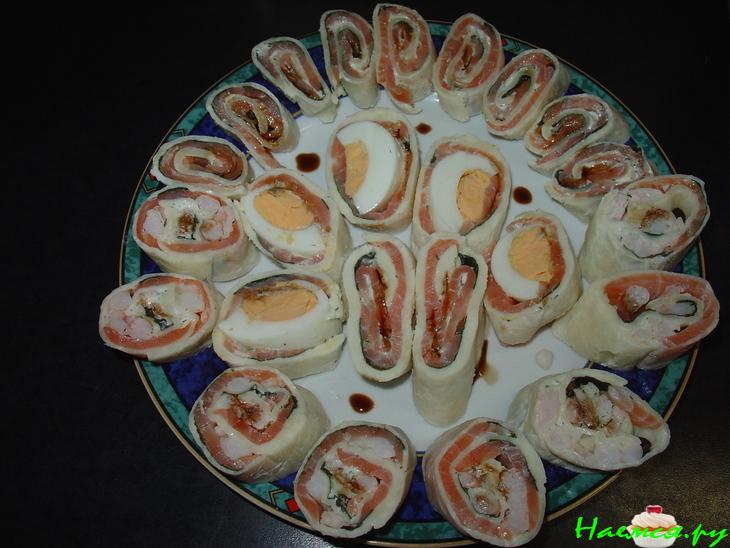 Рулетики из моцареллы, базилика и лосося