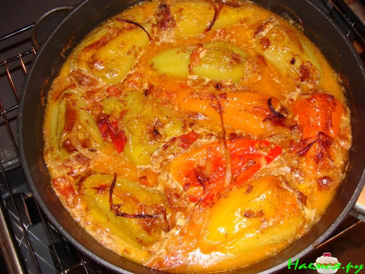 Перцы фаршированные в сливочно-грибной подливке