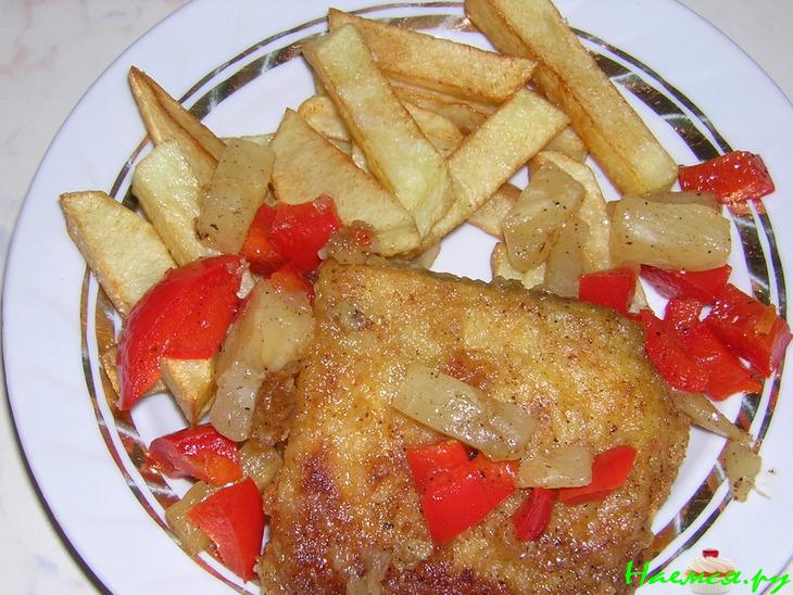 Филе пангасиуса со сладким перцем и ананасами