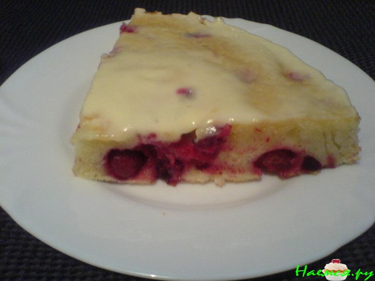 Бисквитный пирог с ягодами под сметанной заливкой