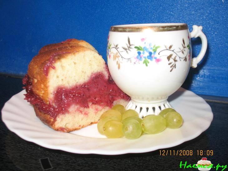 Бисквитный пирог с клюквой и творогом