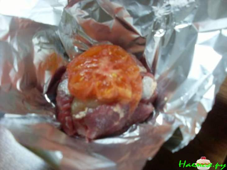 Мясо "по–охотничьи" со свежими грибами и помидорами