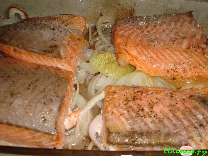 Форель с луковым соусом
