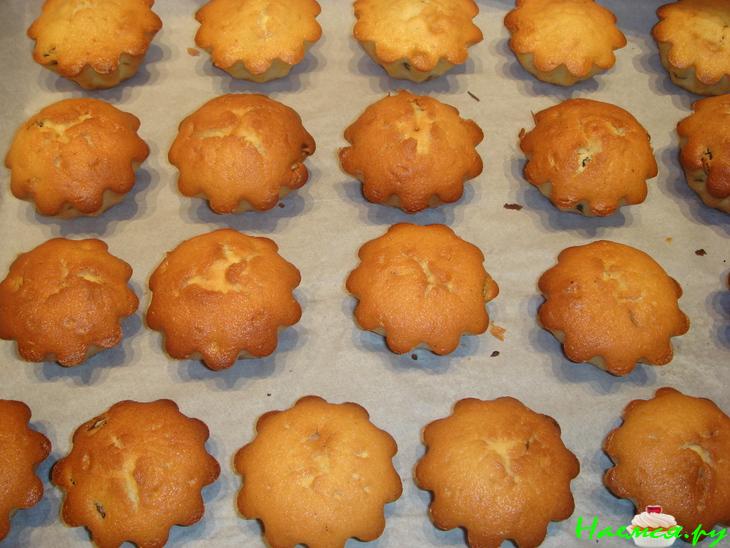 Маленькие кексы с изюмом