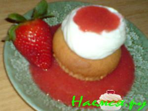 Маффины с 'шапкой' из Маскарпоне и клубничным пюре