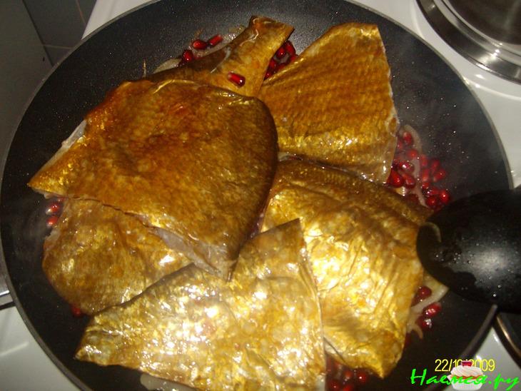 Копченая рыба с гранатом