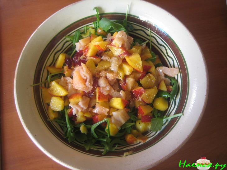 Салат под белое вино "Руккола с рыбой и нектарином"