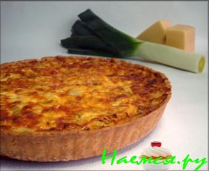 Сочный песочный киш с луком-пореем и сыром