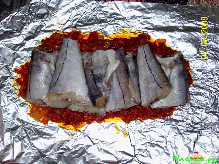 Рыба в томате с морковкой и луком