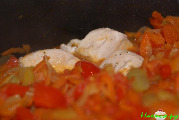 Курица в овощной подливе со сметаной