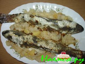 Радужная форель на луковой "грядке"