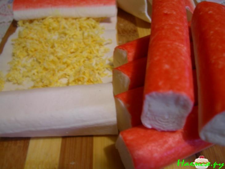 Крабово-слоеные рулеты к пиву