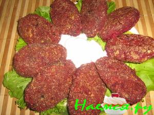 Свекольные котлетки с черносливом в ореховой панировке
