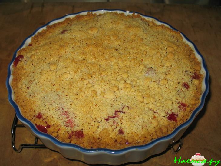 Штрейзельный пирог с клубникой, ревенем и миндалем Штрейзельный пирог с клубникой, ревенем и миндалем