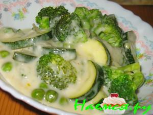 Зеленое овощное рагу в кокосовом соусе