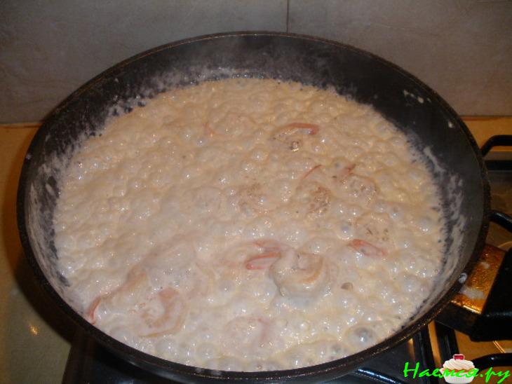 Креветки с зеленой фасолью в сливочном соусе