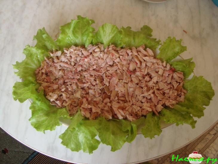 Салатик с куриной грудкой, сыром и черносливом