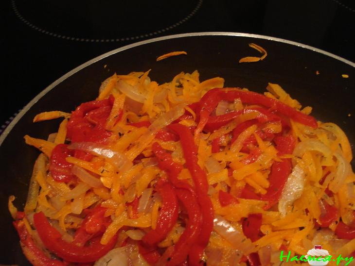 Филе трески под овощным одеялом с сухарями