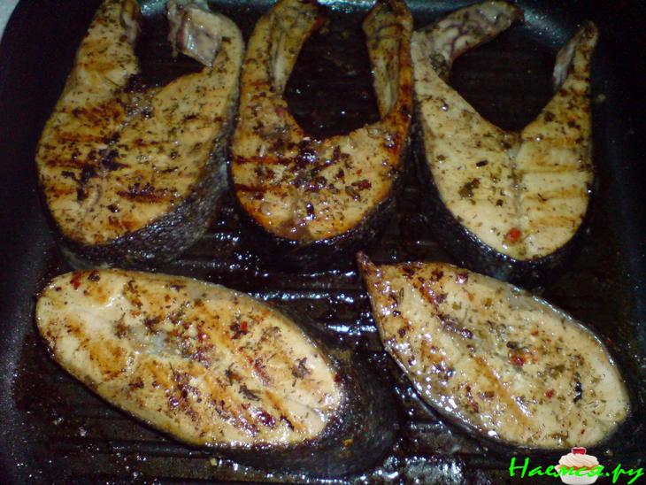 Рыбные стейки, жаренные на гриле