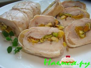 Куриный рулет с фисташками и персиками