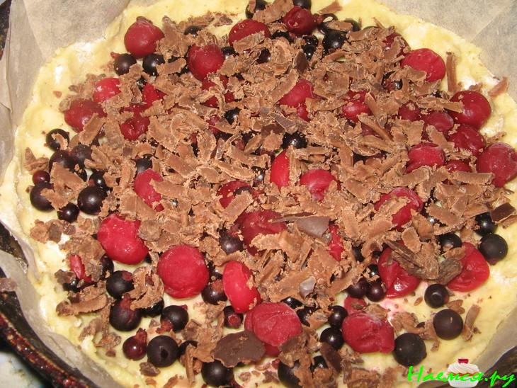 Пирог вишнево-смородиновый с шоколадом