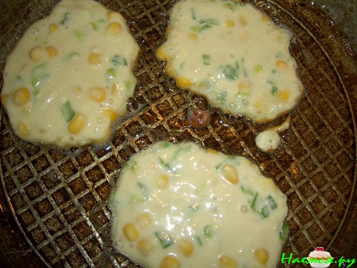Кукурузные оладьи с зеленым луком Кукурузные оладьи с зеленым луком