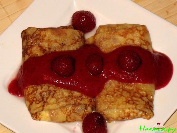 Сырно-творожные блины с клубничным соусом