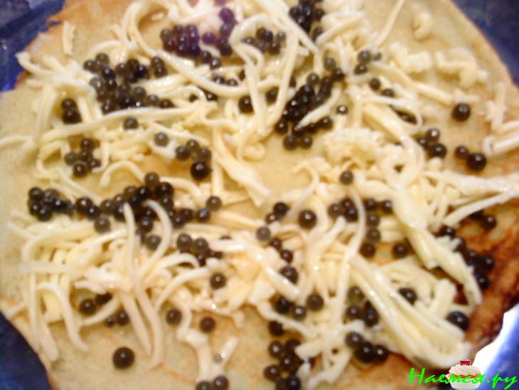 Блинчики с икрой и сыром
