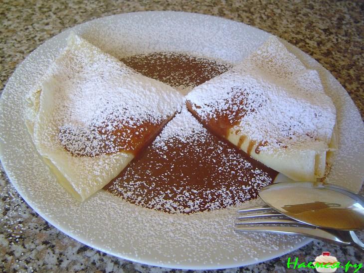 Palatschinken хорватский блинный десерт с мороженым и шоколадным соусом