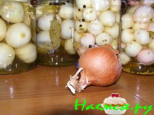 Маринованный лук с горчичными зернами