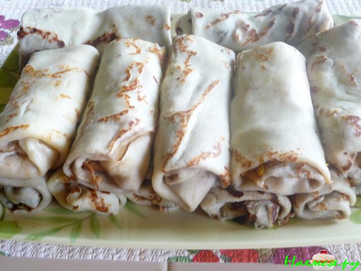 Блины с начинкой под соусом 