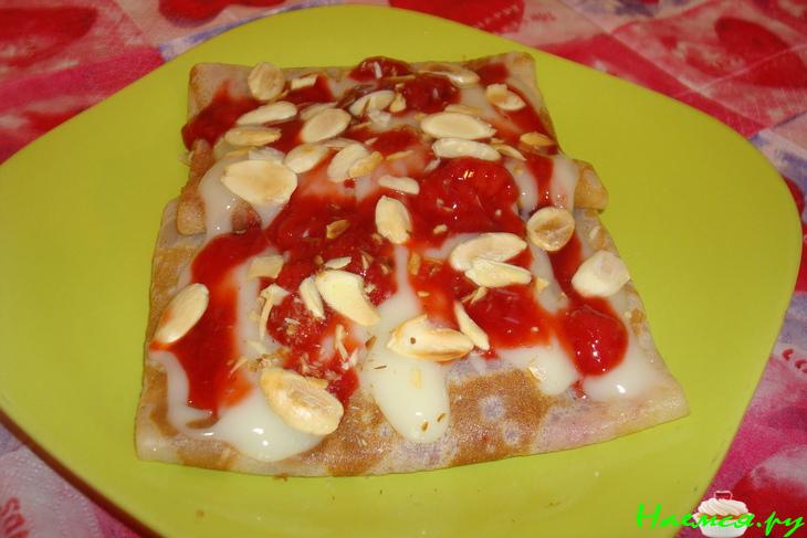 Блины "GLAMOUR" с клубничным соусом, заварным кремом и миндалем