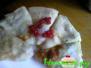 Блинчики с творожно-банановой начинкой и смородиной