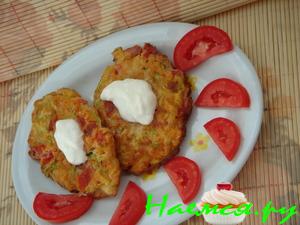 Оладушки из кабачков на йогурте с помидорами и "Геркулесом"