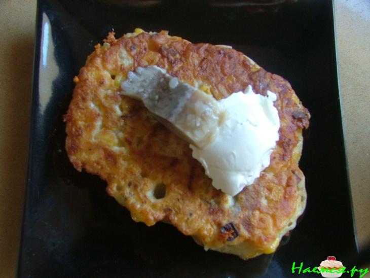 Кукурузные оладьи с мясом и сыром Кукурузные оладьи с мясом и сыром