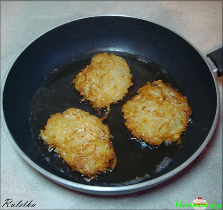 Картофельные оладьи с квашеной капустой и луковым творогом