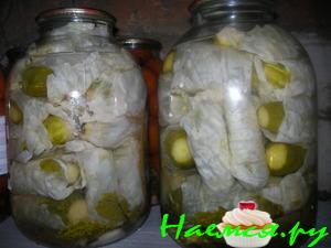 Огурцы в капустных листьях