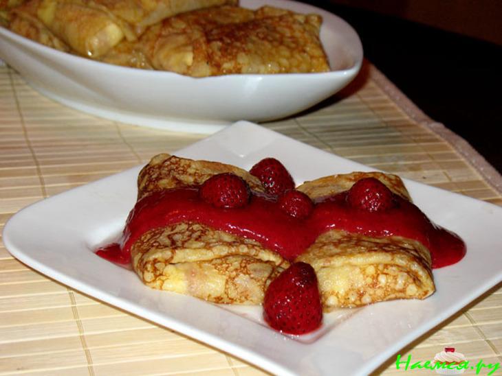 Сырно-творожные блины с клубничным соусом