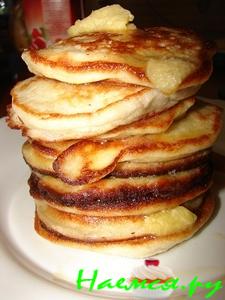 Оладьи с сыром рикотта, бананами и медовым маслом