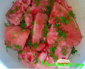 Малосольный арбуз с укропом Малосольный арбуз с укропом