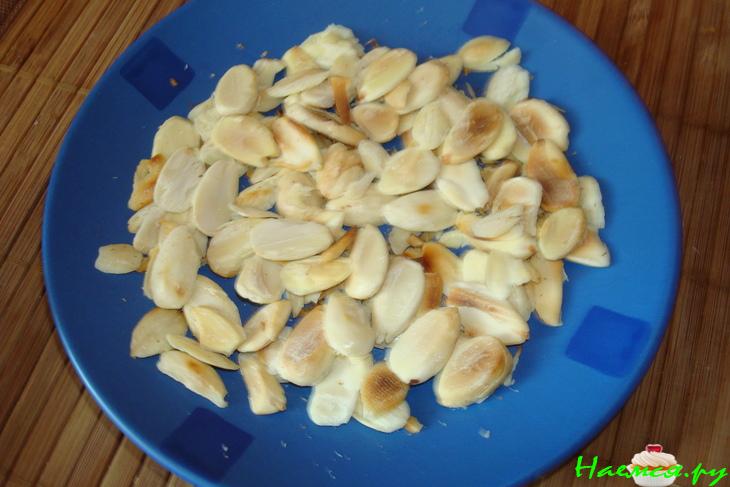 Блины "GLAMOUR" с клубничным соусом, заварным кремом и миндалем